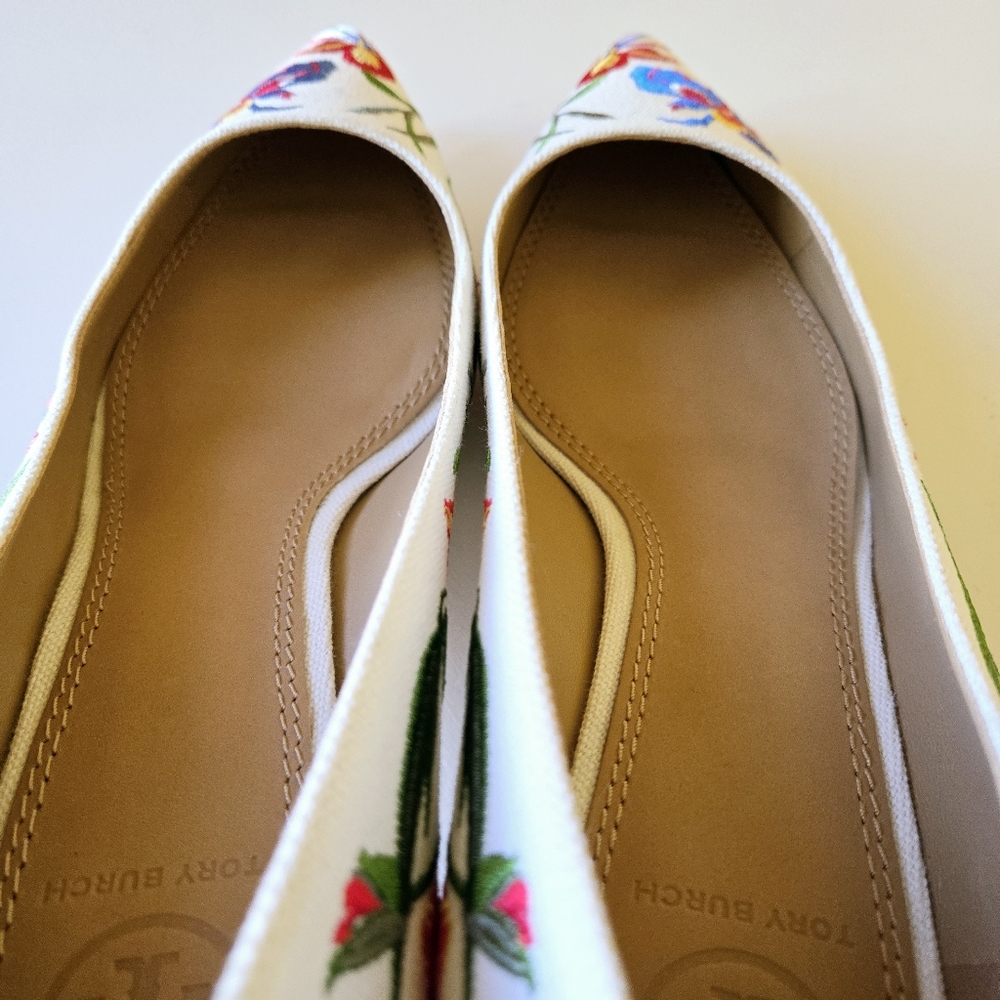 Tory Burch Elizabeth Painted Iris Embroidered Canvas Kitten Heel Pumps Size 8.5M - Picture 15 of 16